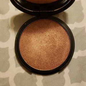 Give them Layla beauty- promiscuous highlighter